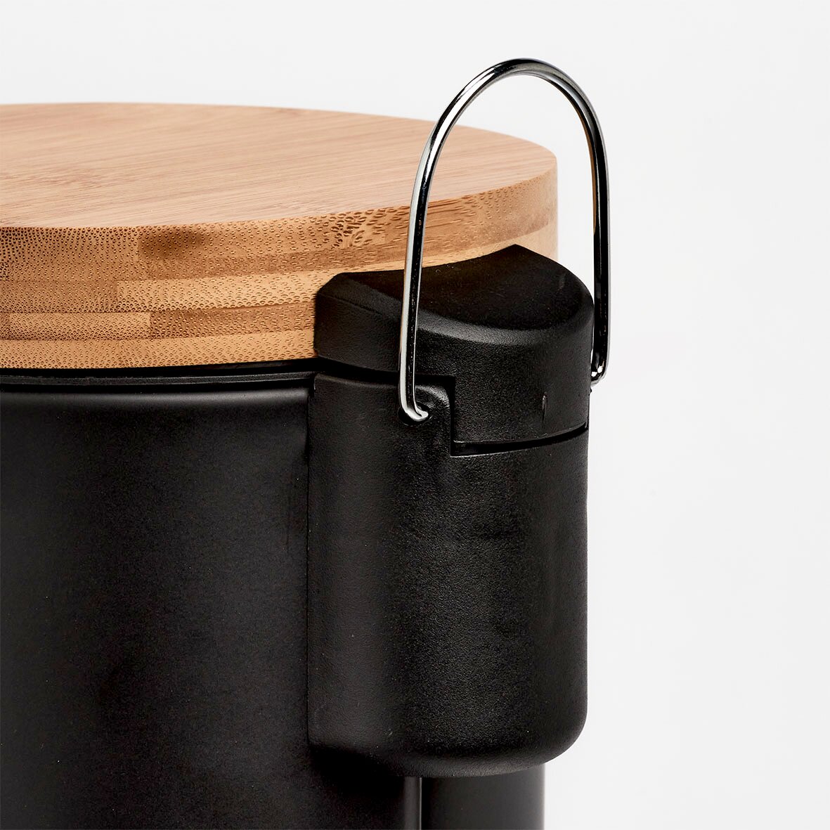 Nahaufnahme eines schwarzen Kosmetikeimers mit Holzdeckel und Metallgriff