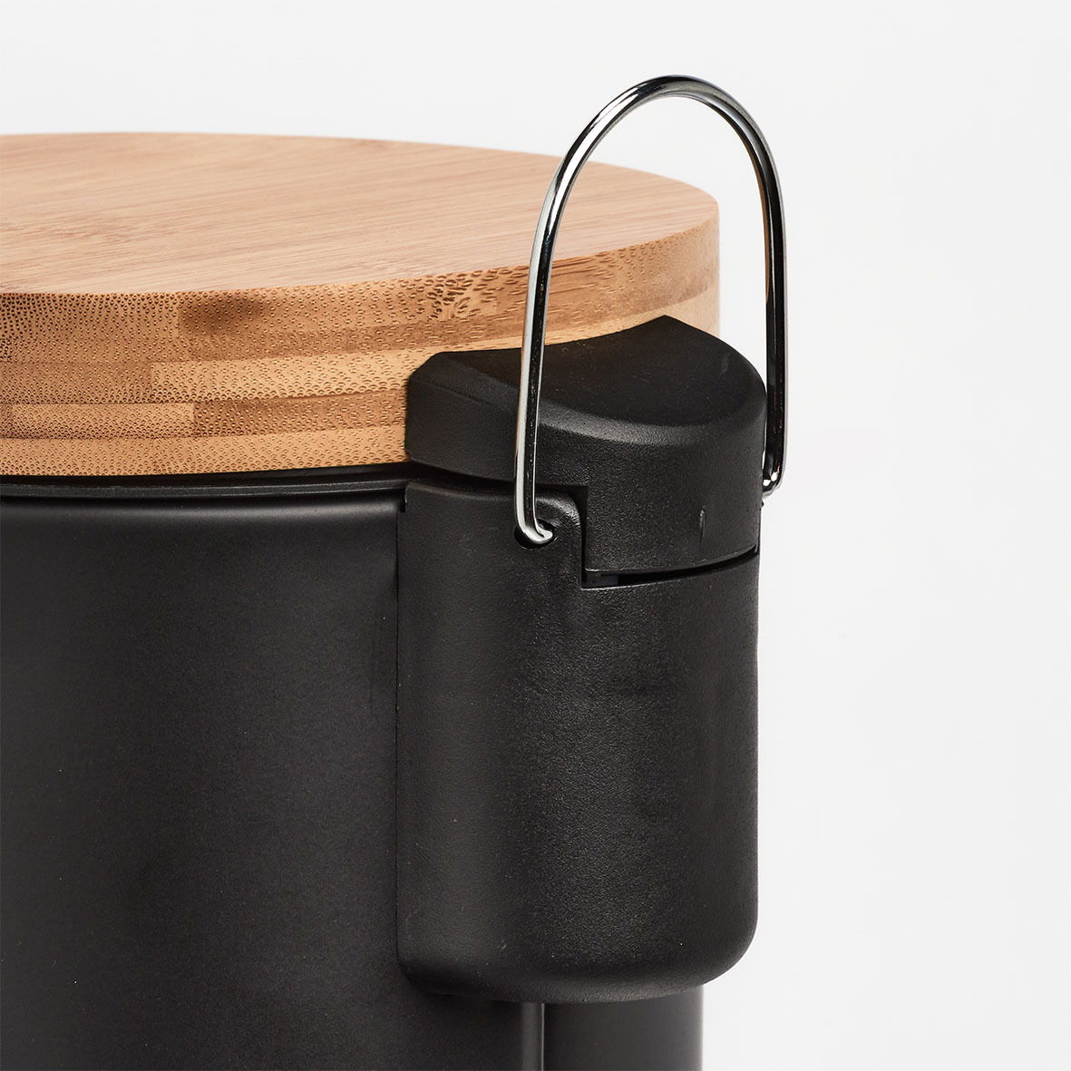 Nahaufnahme eines schwarzen Kosmetikeimers mit Holzdeckel und Metallgriff