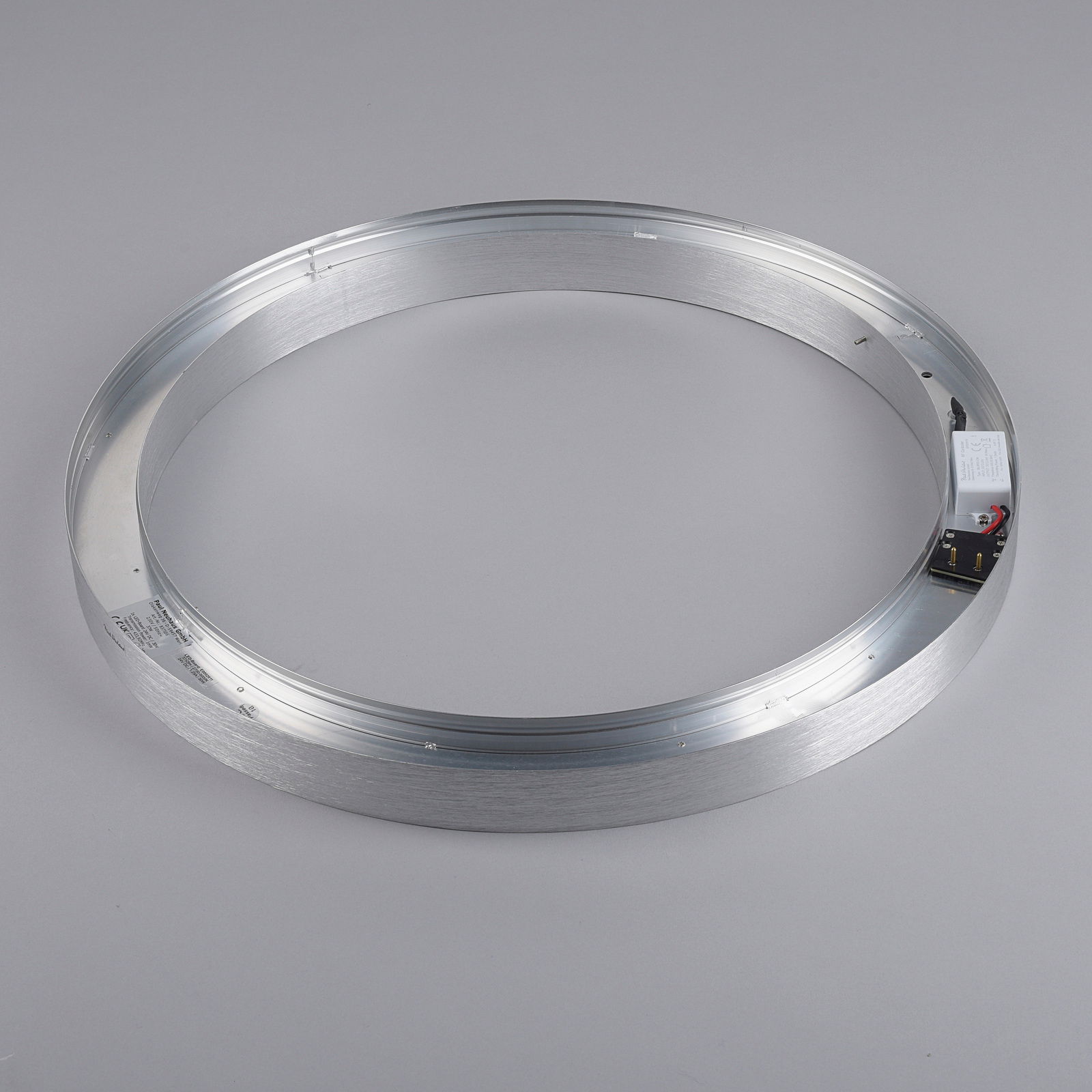 Runde Metallstruktur einer Deckenleuchte, von oben betrachtet, mit sichtbaren elektrischen Komponenten.