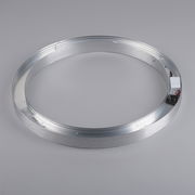 Runde Metallstruktur einer Deckenleuchte, von oben betrachtet, mit sichtbaren elektrischen Komponenten.