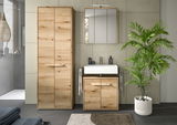 Moderner Spiegelschrank in einem stilvollen Badezimmer mit Holzschränken und Waschbecken, frontal betrachtet.