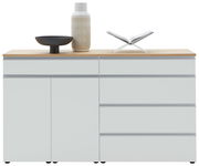 Frontale Ansicht eines modernen Sideboards mit weißer Oberfläche und Holzplatte, dekoriert mit einer Vase, einer Schale und einem offenen Buch.