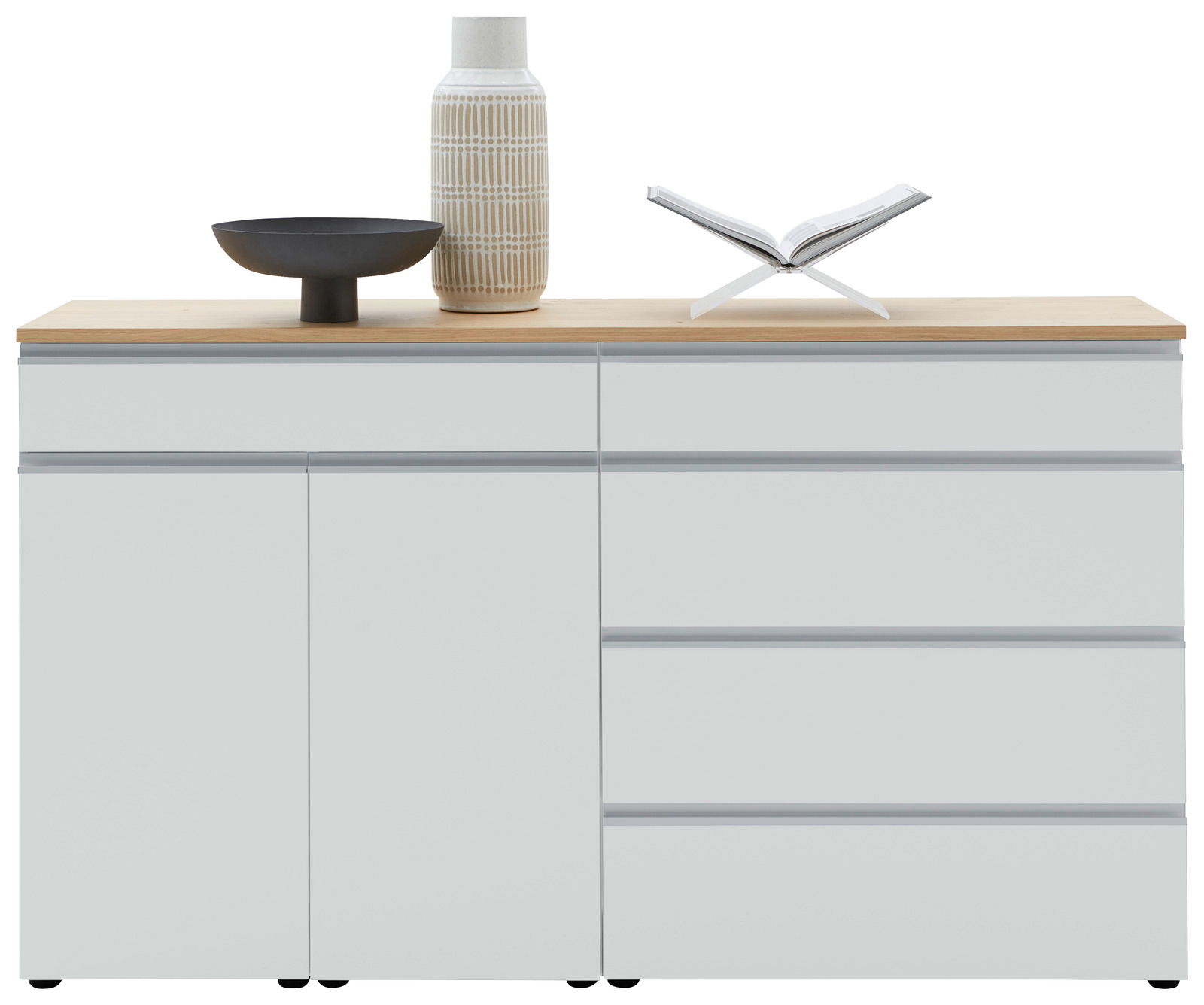 Frontale Ansicht eines modernen Sideboards mit weißer Oberfläche und Holzplatte, dekoriert mit einer Vase, einer Schale und einem offenen Buch.