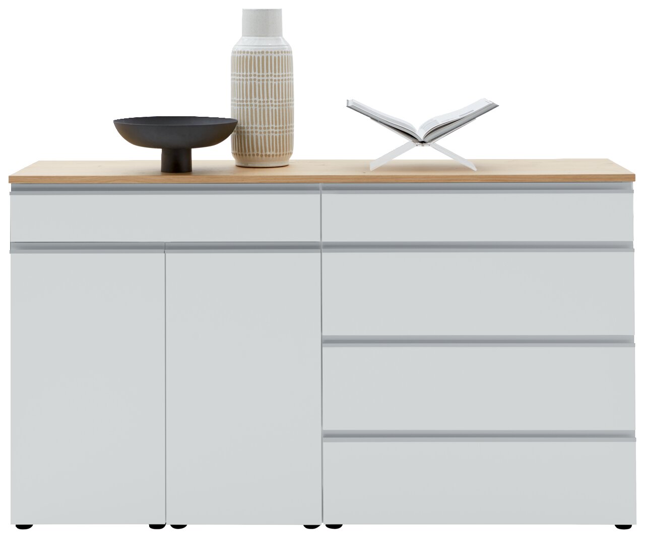 Frontale Ansicht eines modernen Sideboards mit weißer Oberfläche und Holzplatte, dekoriert mit einer Vase, einer Schale und einem offenen Buch.