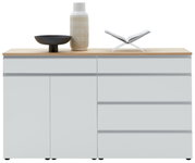 Frontale Ansicht eines modernen Sideboards mit weißer Oberfläche und Holzplatte, dekoriert mit einer Vase, einer Schale und einem offenen Buch.