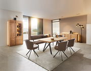 Moderner Essbereich mit Holz-Esstisch und vier gepolsterten Sesseln, seitliche Perspektive