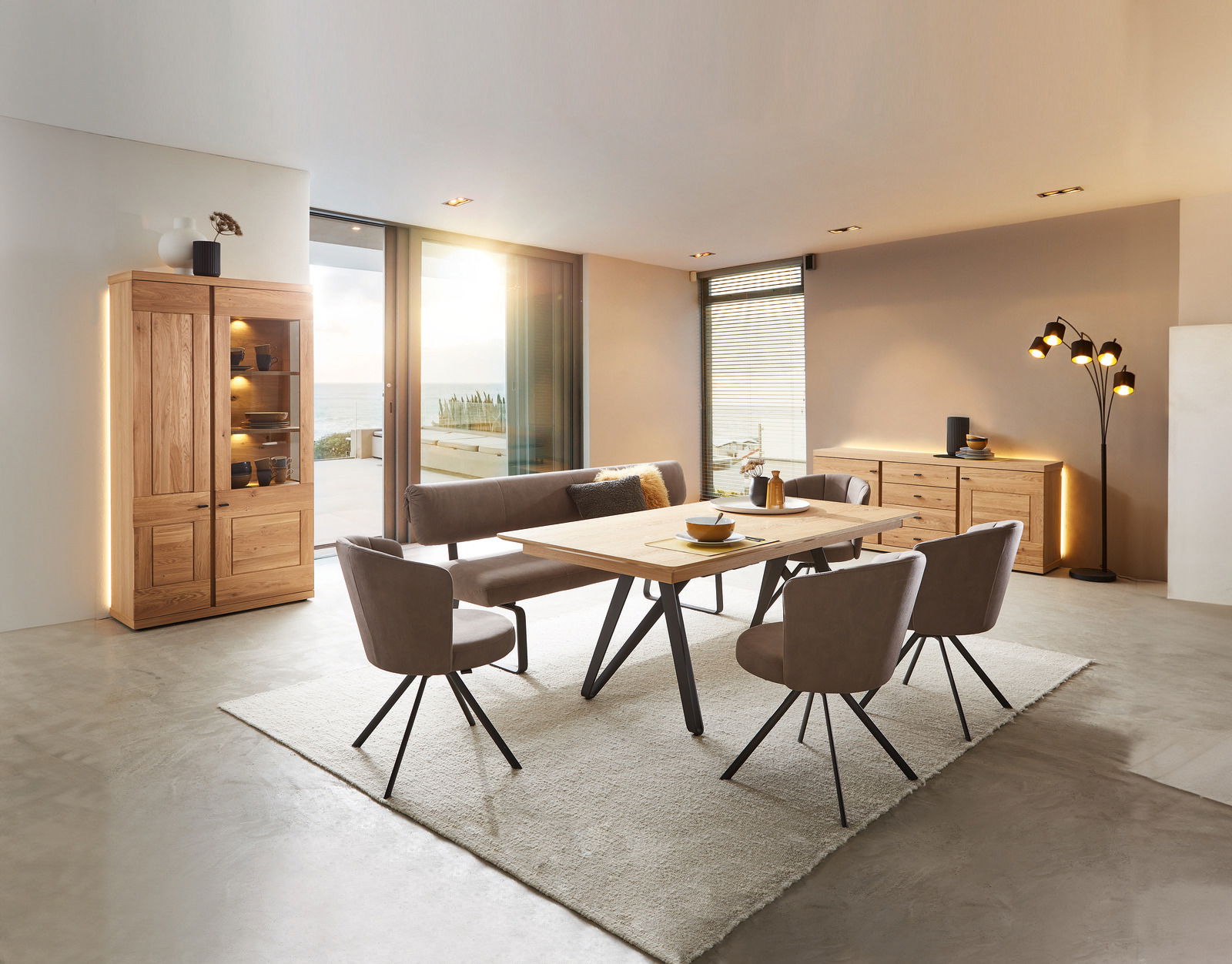 Venjakob Sessel ELINA Moderner Essbereich mit Holz-Esstisch und vier gepolsterten Sesseln, seitliche Perspektive