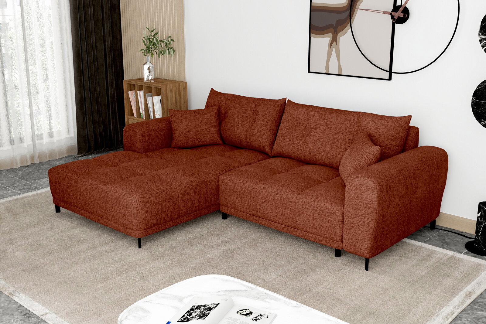 Rostbraunes, gepolstertes Ecksofa mit Ottomane links, breiten Armlehnen und schwarzen Metallfüßen im Wohnzimmer, perspektivisch in schräger Frontansicht von vorn links