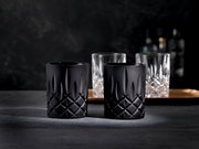 Zwei schwarze Whiskybecher mit elegantem, geometrischem Muster, frontal auf einem dunklen Hintergrund präsentiert.