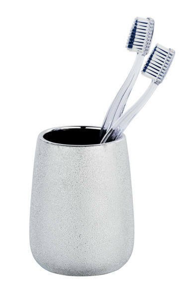 Keramik Zahnputzbecher Glimma in silberner Farbe mit zwei Zahnbürsten, seitliche Perspektive