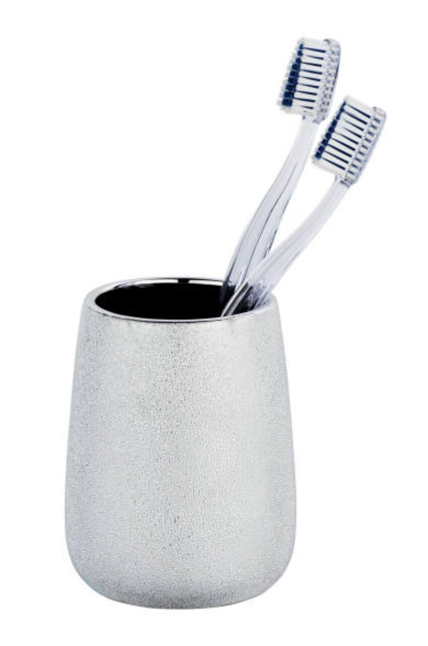 Keramik Zahnputzbecher Glimma in silberner Farbe mit zwei Zahnbürsten, seitliche Perspektive