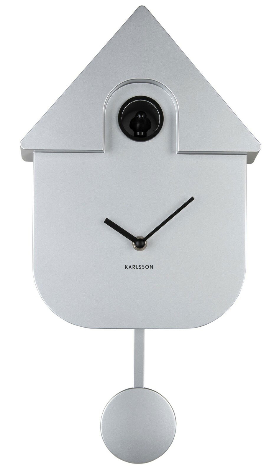 Moderne silberne Wanduhr in Form eines Hauses mit Pendel und Kuckuck, frontal abgebildet.