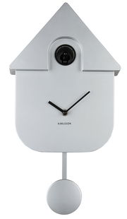 Moderne silberne Wanduhr in Form eines Hauses mit Pendel und Kuckuck, frontal abgebildet.