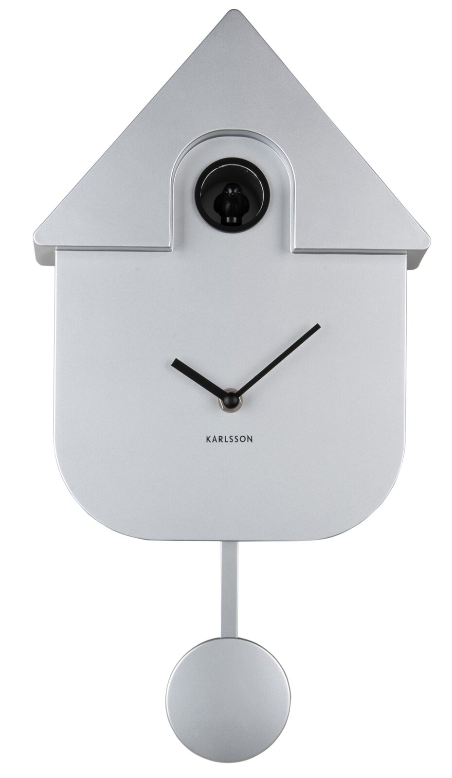 Moderne silberne Wanduhr in Form eines Hauses mit Pendel und Kuckuck, frontal abgebildet.