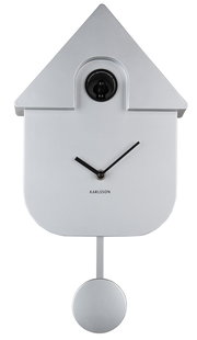Moderne silberne Wanduhr in Form eines Hauses mit Pendel und Kuckuck, frontal abgebildet.