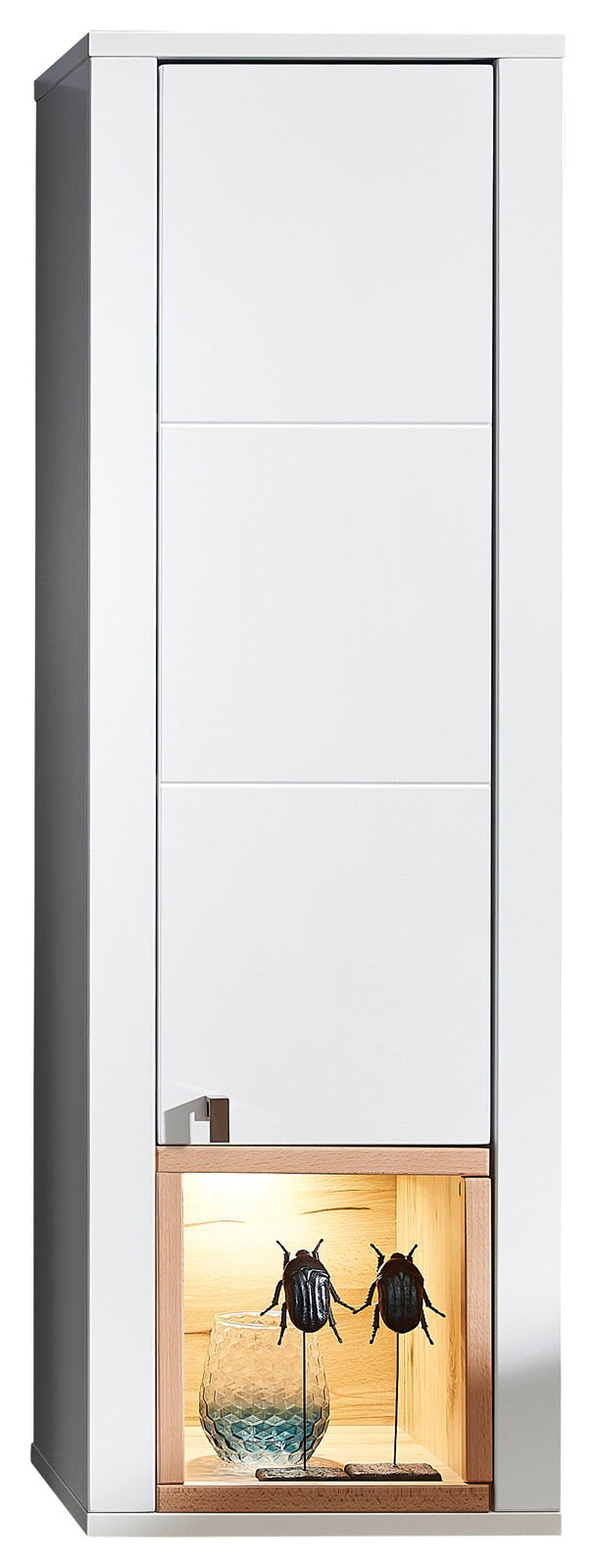 Hängevitrine in Weiß mit Glaseinsatz und dekorativer Beleuchtung, Frontalansicht