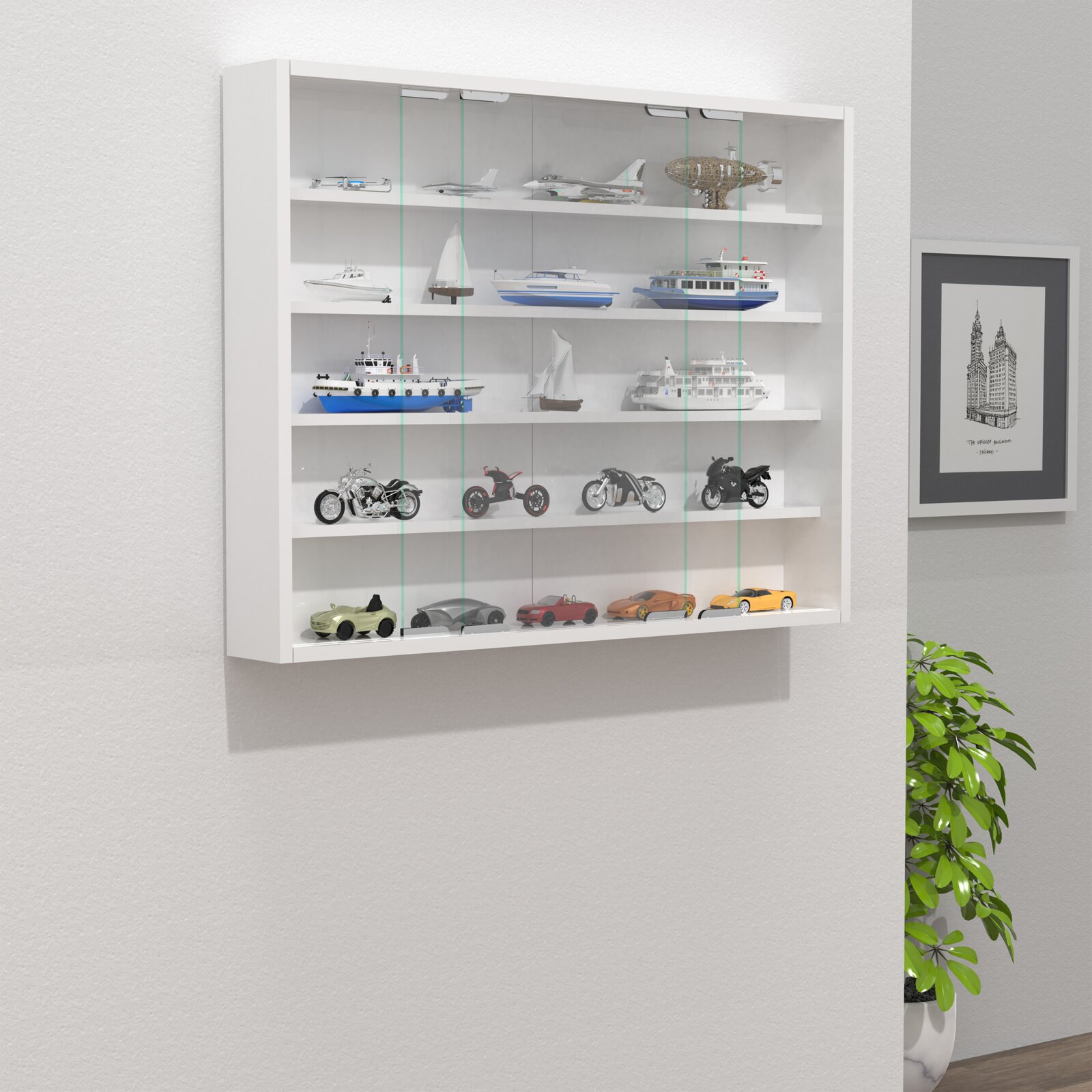 Weißer wandmontierter Sammler- und Vitrinenschrank mit mehreren Glas-Schiebetüren und Regalböden, gefüllt mit Modellautos, Motorrädern, Booten und Flugzeugen; Ansicht schräg von vorne links.