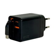 Schwarzes GaN-USB-Ladegerät mit 65W, EU-Stecker, einem USB-C- und einem USB-A-Anschluss sowie integriertem ausziehbarem USB-C-Kabel, schräg von vorne links fotografiert