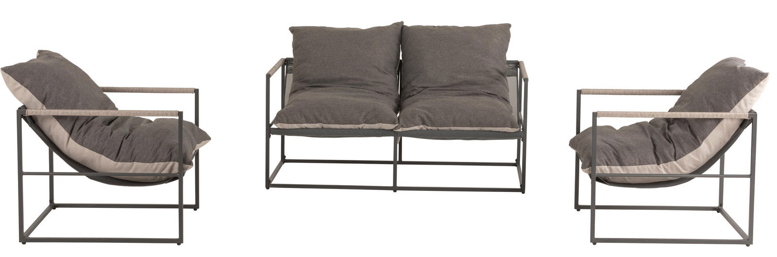 Drei graue Lounge-Sessel mit Metallrahmen, zwei in Seitenansicht und einer frontal, mit weichen Kissen.
