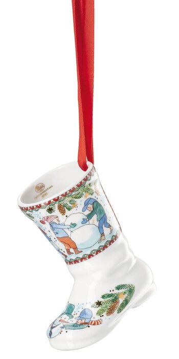 Porzellanstiefel mit weihnachtlichem Motiv, von der Seite betrachtet, mit rotem Band zum Aufhängen.