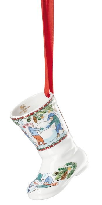 Porzellanstiefel mit weihnachtlichem Motiv, von der Seite betrachtet, mit rotem Band zum Aufhängen.