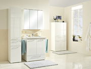 Moderner Waschtischunterschrank in einem hellen Badezimmer, frontal betrachtet, mit Spiegel und Stauraum.