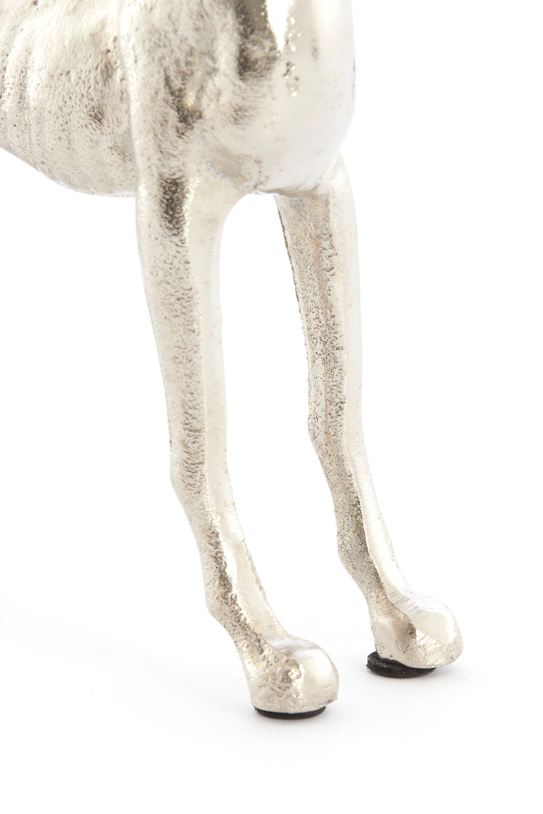 Nahaufnahme der silbernen Beine eines metallischen Ornaments, von vorne betrachtet.