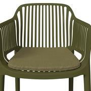 Grüner Stapelsessel mit Kissen, Vorderansicht