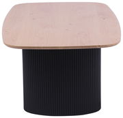 Moderner Couchtisch mit runder, geriffelter schwarzer Basis und heller Holzplatte, Frontalansicht