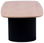 Moderne salontafel met een rond, geribbeld zwart onderstel en een lichtgekleurd houten blad, vooraanzicht