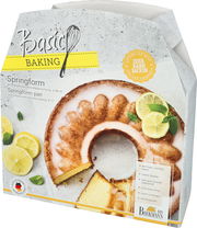 Verpackung einer Springform mit zwei Böden, Ø 28 cm, von RBV Birkmann, abgebildet mit einem gebackenen Kuchen und Zitronenscheiben, Perspektive von vorne.