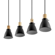Moderne Hängeleuchte mit vier schwarzen Lampenschirmen und Holzelementen, von unten betrachtet.