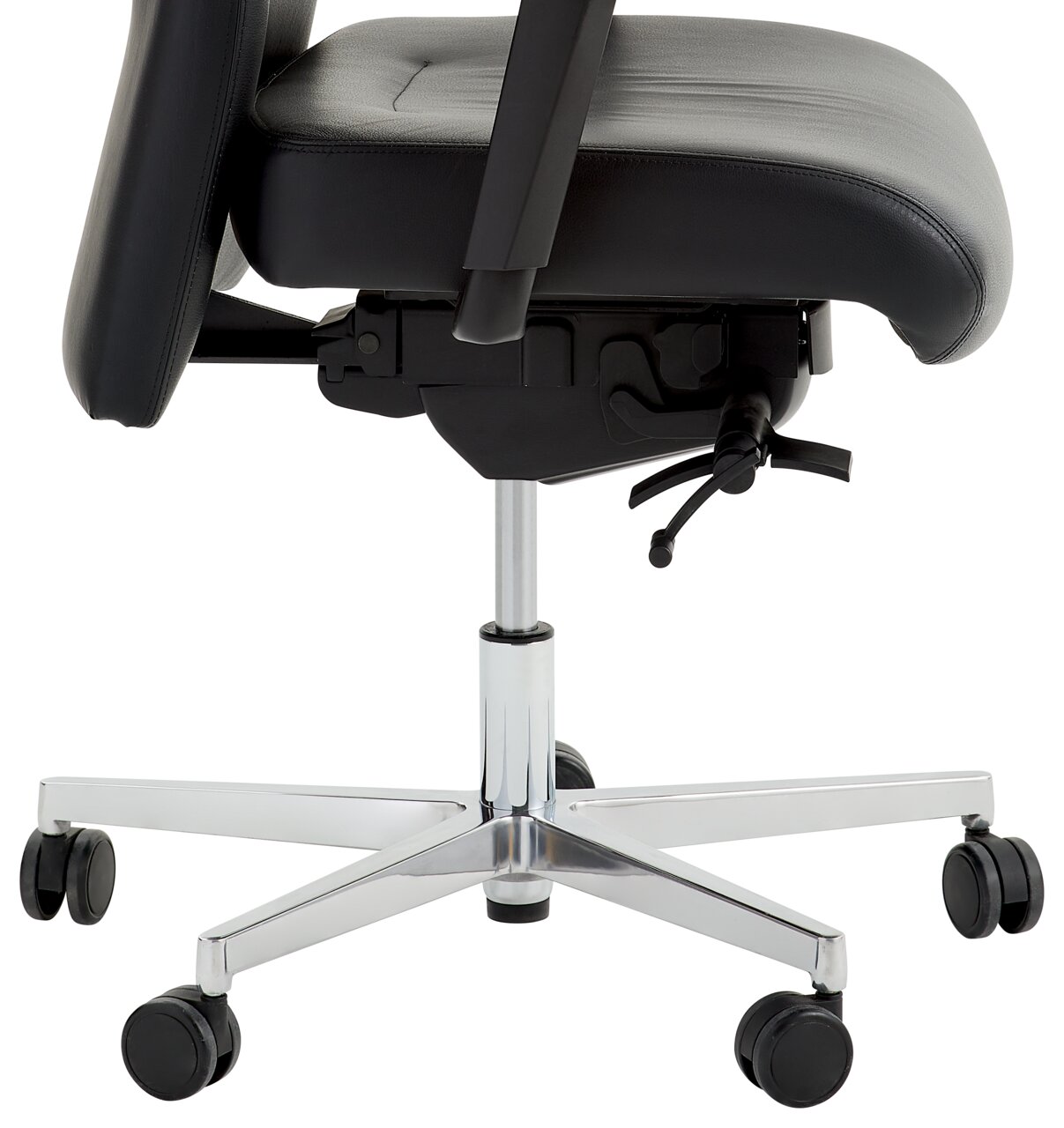 Seitliche Ansicht eines schwarzen Chefsessels mit verstellbaren Armlehnen und einem verchromten Fußkreuz auf Rollen.
