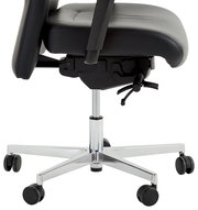 Seitliche Ansicht eines schwarzen Chefsessels mit verstellbaren Armlehnen und einem verchromten Fußkreuz auf Rollen.