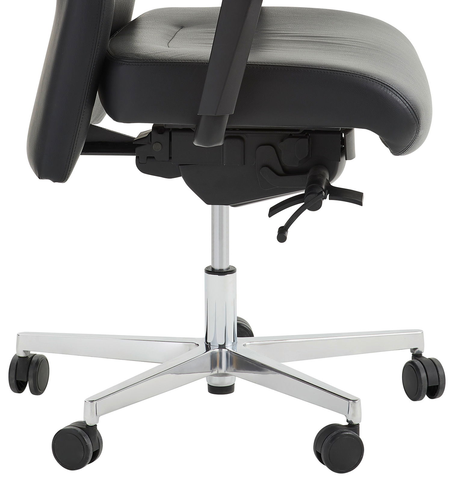 Seitliche Ansicht eines schwarzen Chefsessels mit verstellbaren Armlehnen und einem verchromten Fußkreuz auf Rollen.