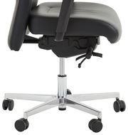 Seitliche Ansicht eines schwarzen Chefsessels mit verstellbaren Armlehnen und einem verchromten Fußkreuz auf Rollen.