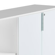 Nahaufnahme eines weißen, niedrigen Aktenschranks mit Regal, seitliche Perspektive, mit silbernem Griff und Schloss.