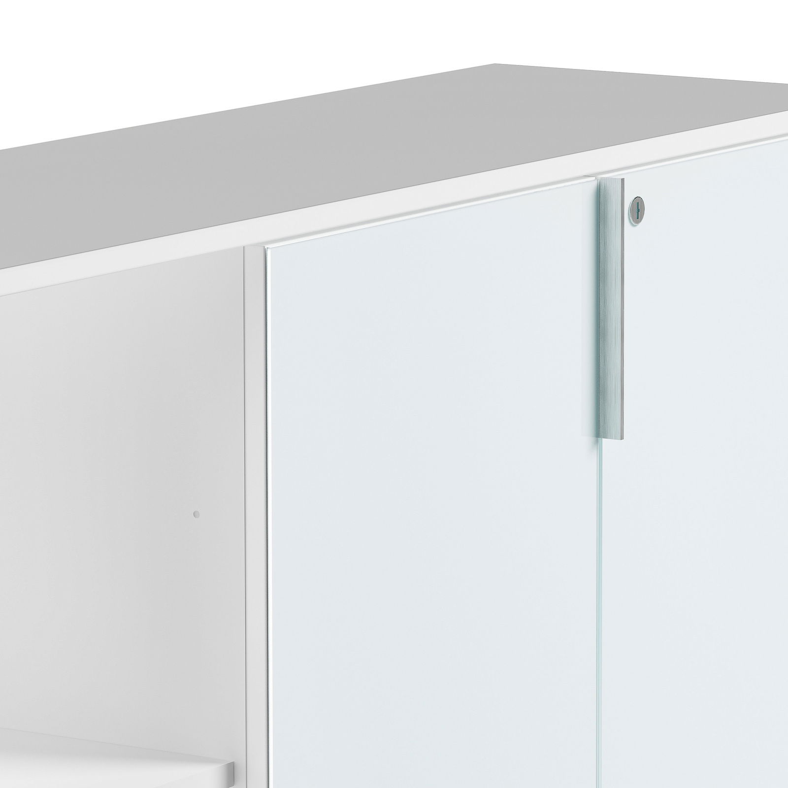 Nahaufnahme eines weißen, niedrigen Aktenschranks mit Regal, seitliche Perspektive, mit silbernem Griff und Schloss.