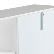 Nahaufnahme eines weißen, niedrigen Aktenschranks mit Regal, seitliche Perspektive, mit silbernem Griff und Schloss.