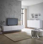 Modernes Wohnzimmer mit TV-Hängelowboard in Weiß, seitliche Perspektive