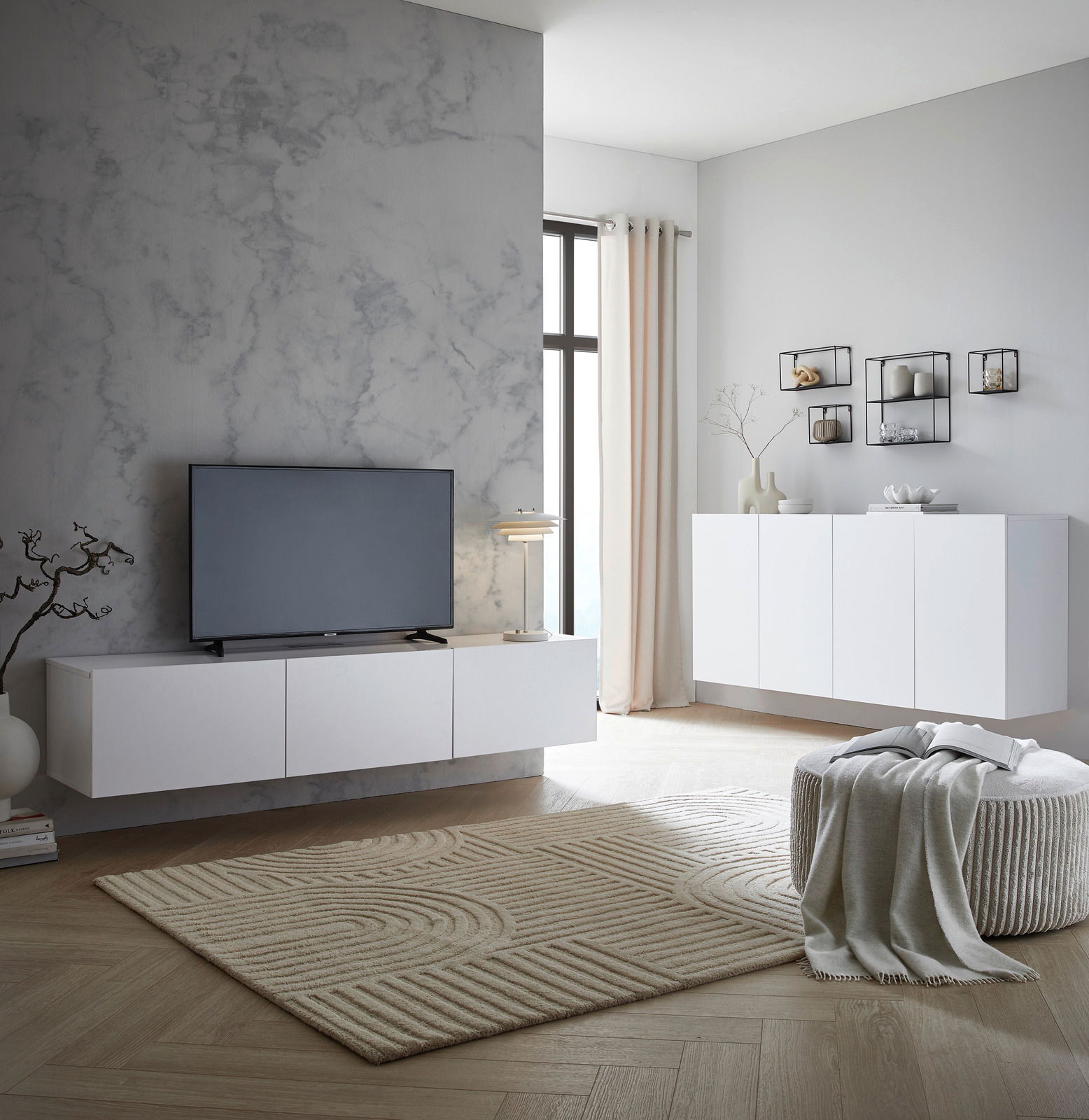 Modernes Wohnzimmer mit TV-Hängelowboard in Weiß, seitliche Perspektive