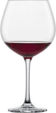 Rotweinglas Classico mit elegantem Stiel, gefüllt mit Rotwein, seitliche Perspektive