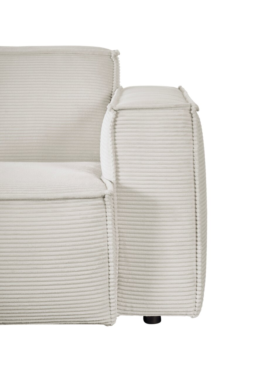 Nahaufnahme einer cremefarbenen Eckkombination mit geripptem Stoffbezug, seitliche Perspektive