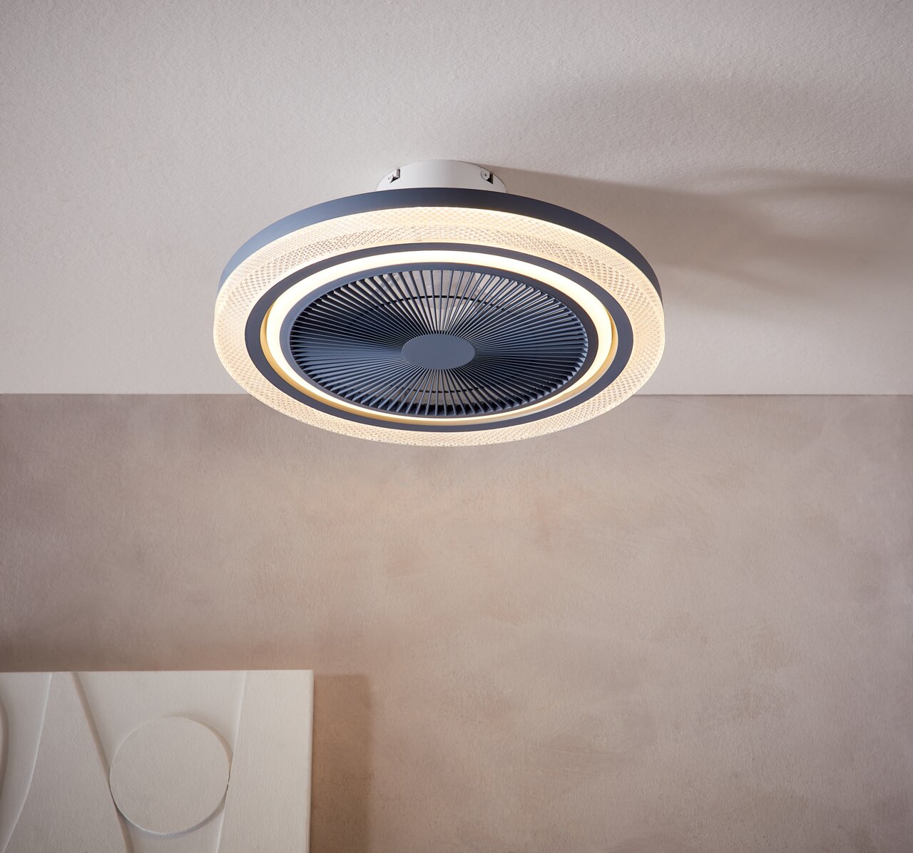 Moderner Deckenventilator mit integriertem LED-Licht, von unten betrachtet.