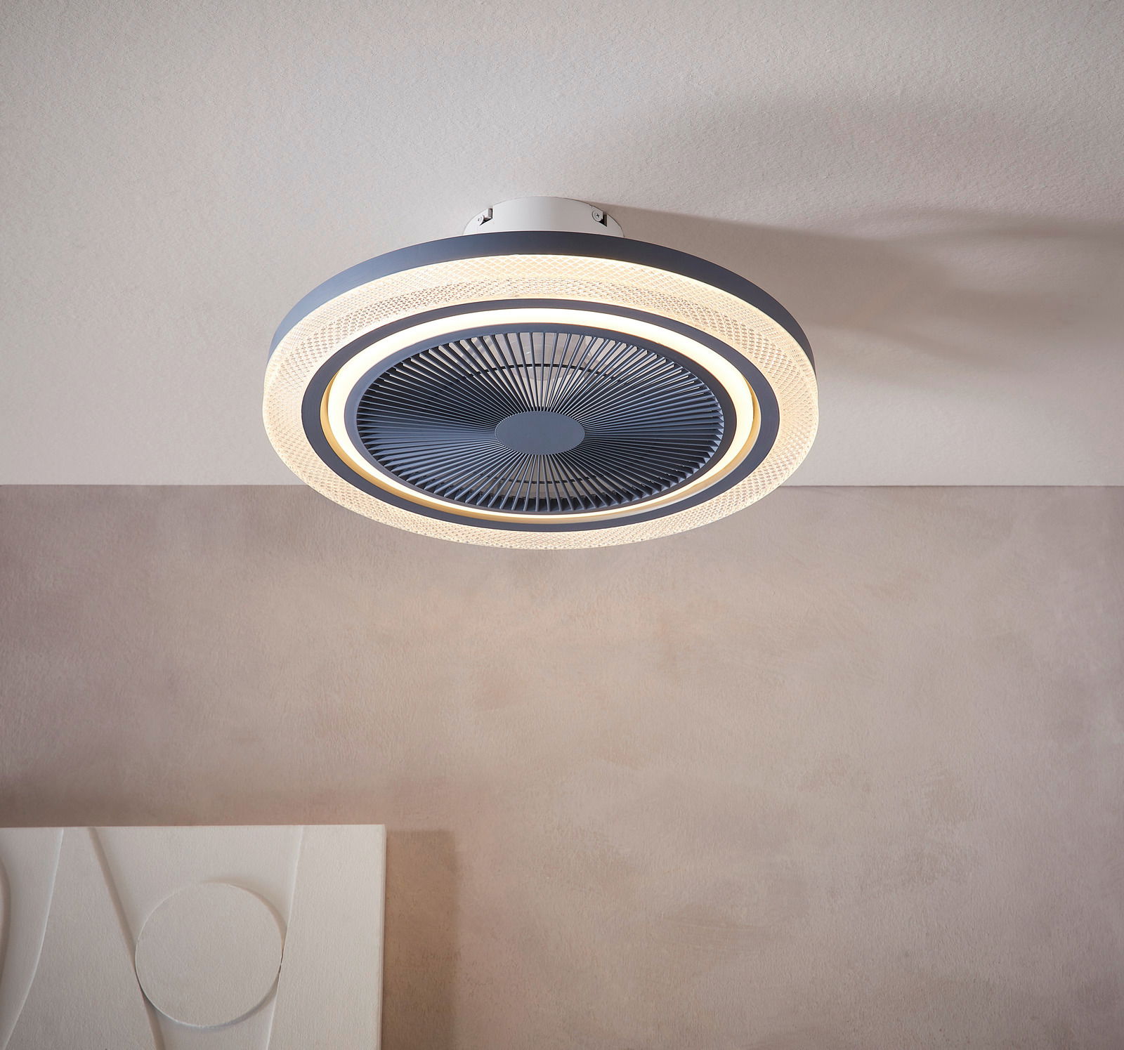 Moderner Deckenventilator mit integriertem LED-Licht, von unten betrachtet.