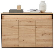 Frontale Ansicht eines modernen Sideboards aus hellem Holz mit drei Schubladen und zwei Türen, dekoriert mit einer Vase, einem Buch und einer Box auf der Oberseite.