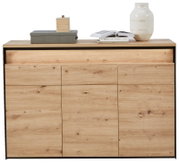 Frontale Ansicht eines modernen Sideboards aus hellem Holz mit drei Schubladen und zwei Türen, dekoriert mit einer Vase, einem Buch und einer Box auf der Oberseite.