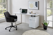 Modern bureau in een lichte ruimte met een zwarte bureaustoel, een laptop en decoraties, gezien vanuit de zijkant.