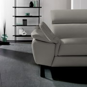Graues Ecksofa NAPOLI von Celina Home mit verstellbarer Armlehne, seitliche Perspektive.