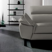 Graues Ecksofa NAPOLI von Celina Home mit verstellbarer Armlehne, seitliche Perspektive.